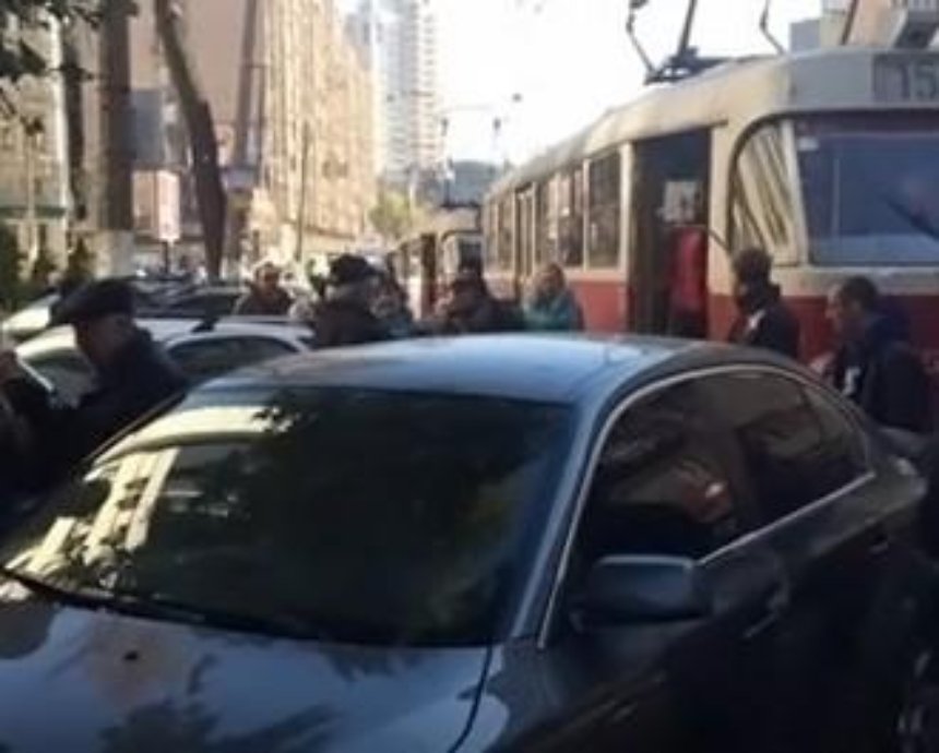 На Дмитриевской “герой парковки” на BMW на час парализовал движение трамваев (фото)