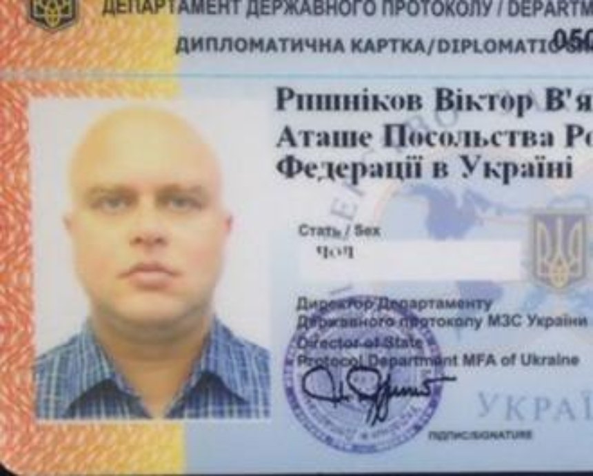 На трассе под Киевом пьяный российский дипломат влетел в отбойник, а потом заперся в собственном авто (фото)