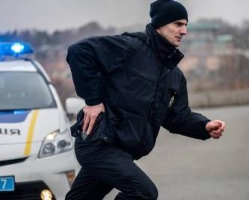 В Киеве бандиты в масках напали на полицейского и отобрали у него оружие