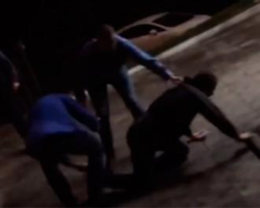 Охоронці київського магазину побили ногами чоловіка (відео)