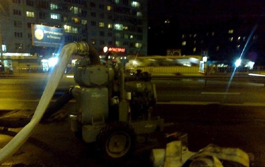 На площади Космонавтов в столице загорелся ресторан (фото)