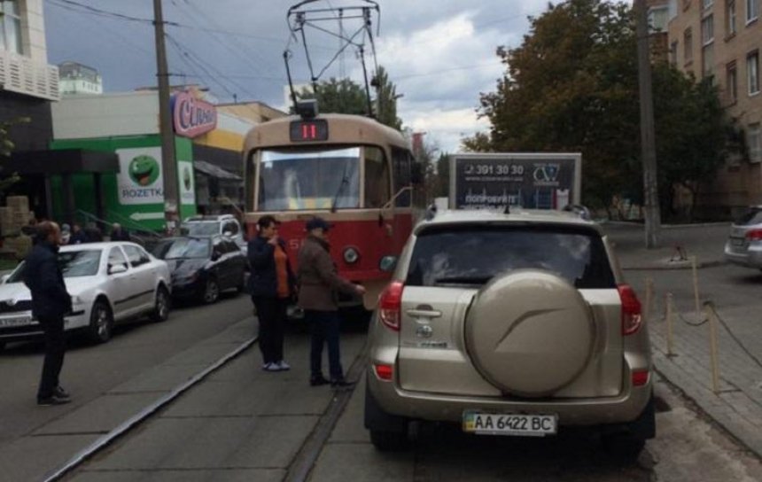 На Подоле автохам заблокировал движение трамваев (фото)
