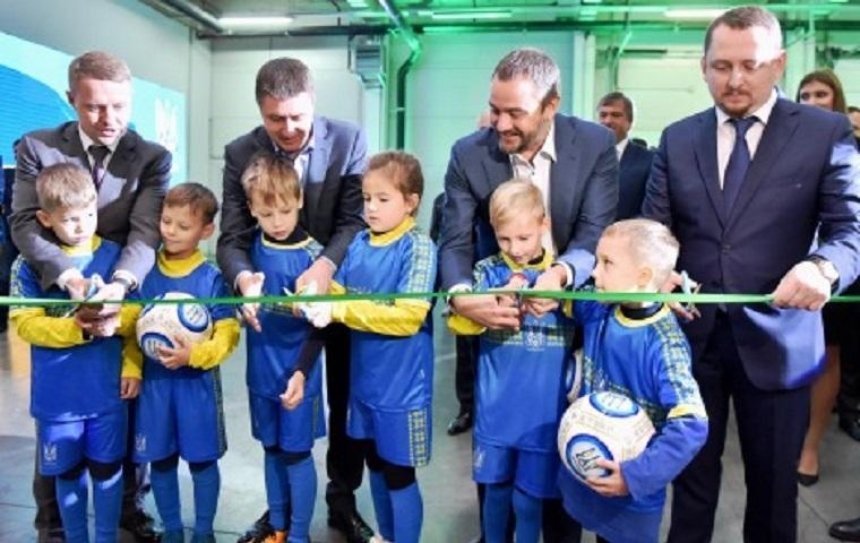 Под Киевом открыли завод по созданию искусственных футбольных полей (фото)