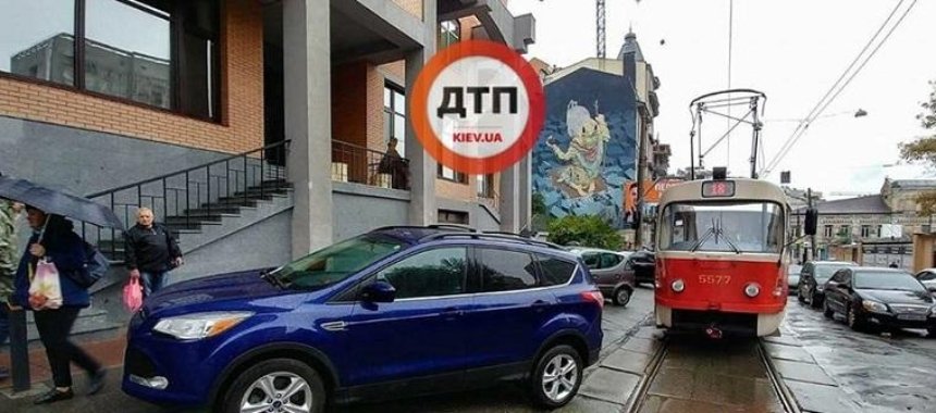 В Шевченковском районе автохам-дипломат заблокировал движение трамваев (фото)