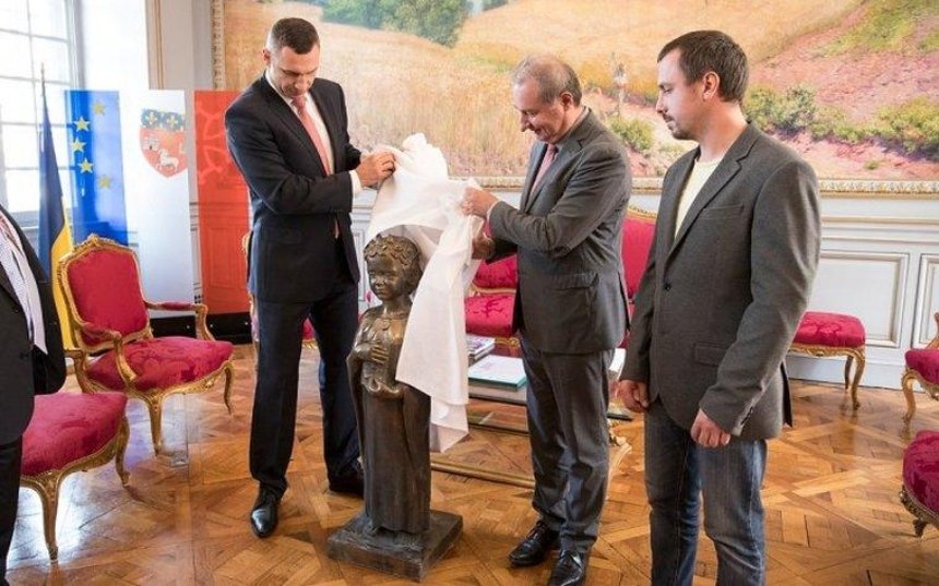 В Тулузе установят памятник Анне Киевской, который Кличко передал мэру города во время визита