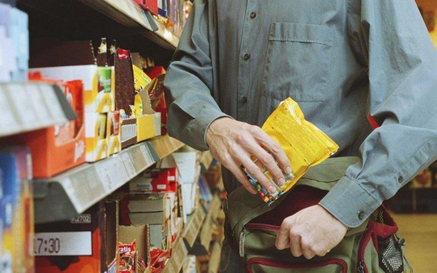 З київських супермаркетів масово крадуть їжу та одяг