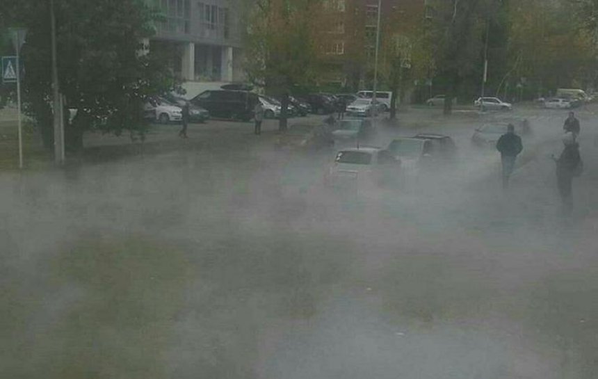 Одну из киевских улиц затопило горячей водой