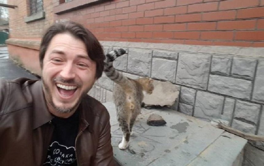 В сети посмеялись над фото известного шоумена с котом (фото)