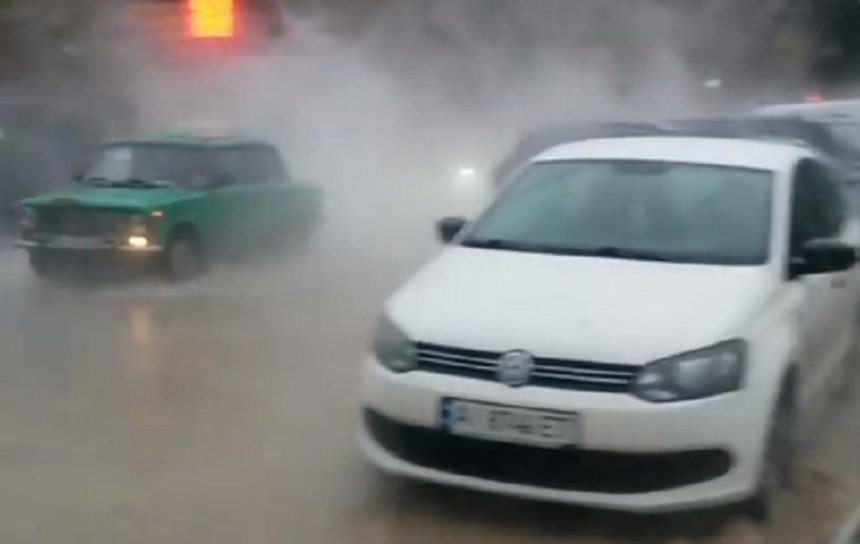 В Соломенском районе столицы кипяток затопил улицу (видео)