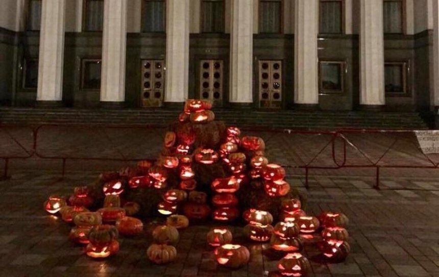 Под Верховной Радой появилась инсталляция к Холлоуину (фото)