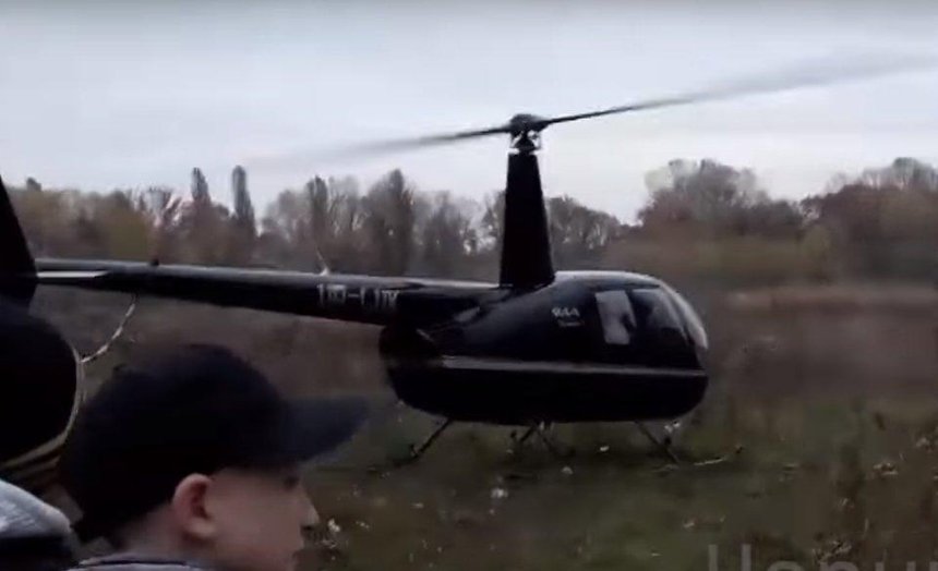 В Чернигове вертолет приземлился возле остановки, чтобы забрать пассажира (видео)