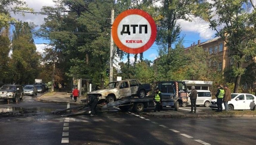 В Киеве средь бела дня взорвался автомобиль