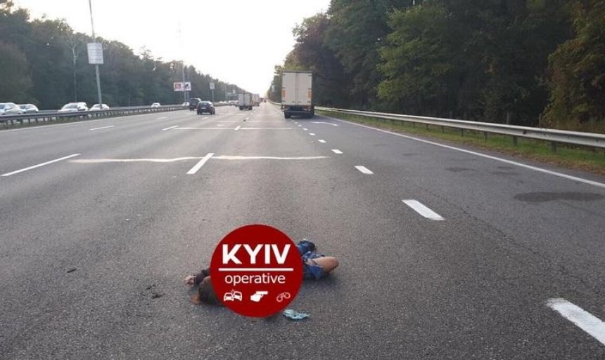 Под Киевом женщина кинулась под колеса грузовика