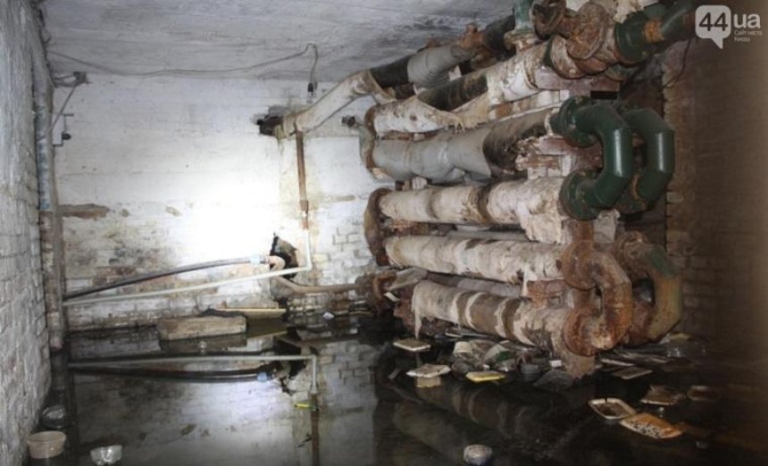 В Шевченковском районе подвал жилого дома затопило фекалиями (фото)