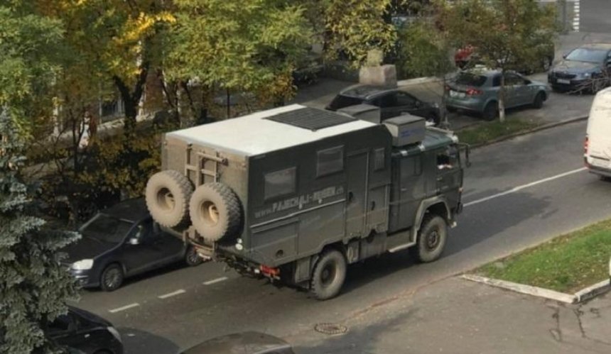 Швейцарский путешественник припарковал свой дом в центре Киева (фото)