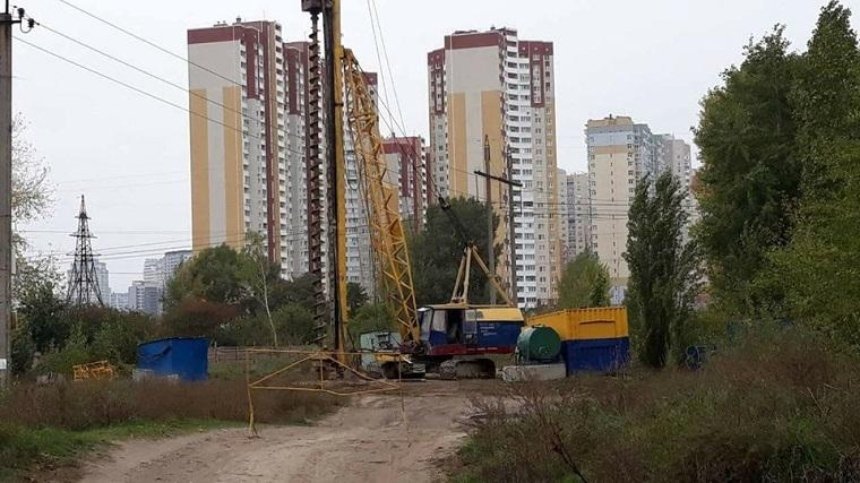 В столице начали застраивать экопарк "Осокорки" (фото)