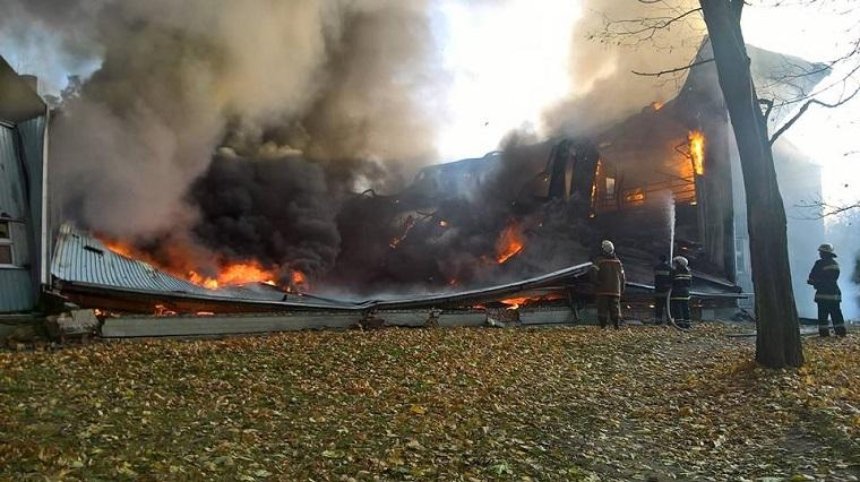 Под Киевом дотла сгорела школа (фото)