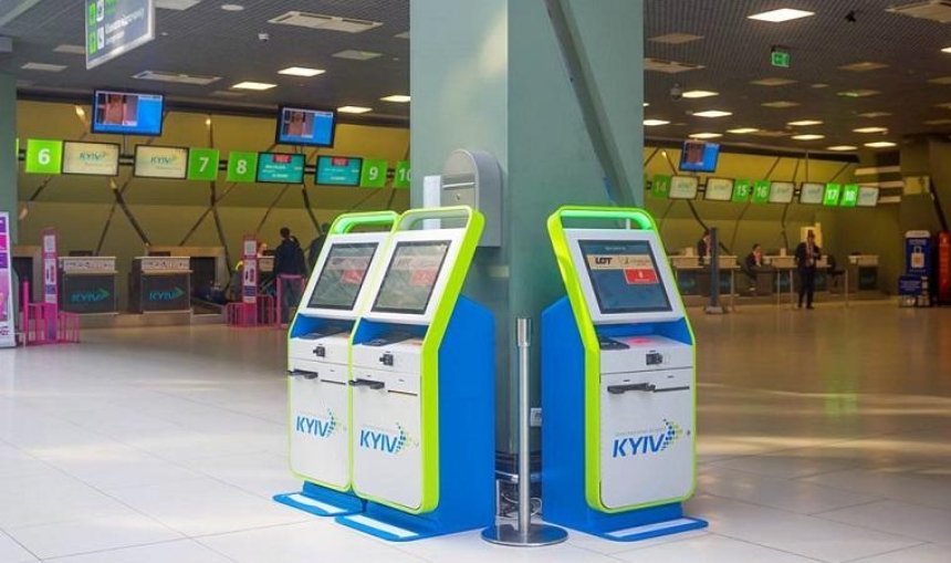 В "Жулянах" появились автоматы для самостоятельной регистрации на рейсы (фото)