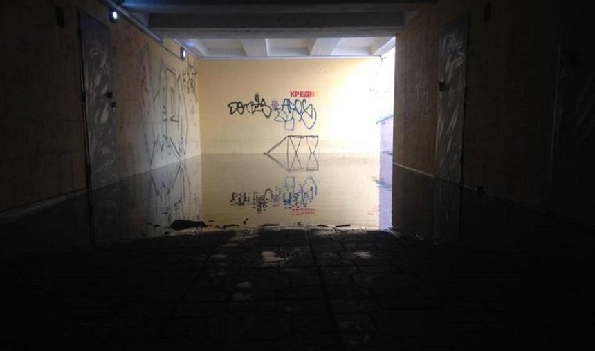 В Голосеево затопило подземный переход (фото)