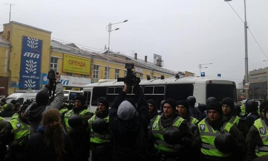 Полиция взяла штурмом Святошинский суд (фото, видео)