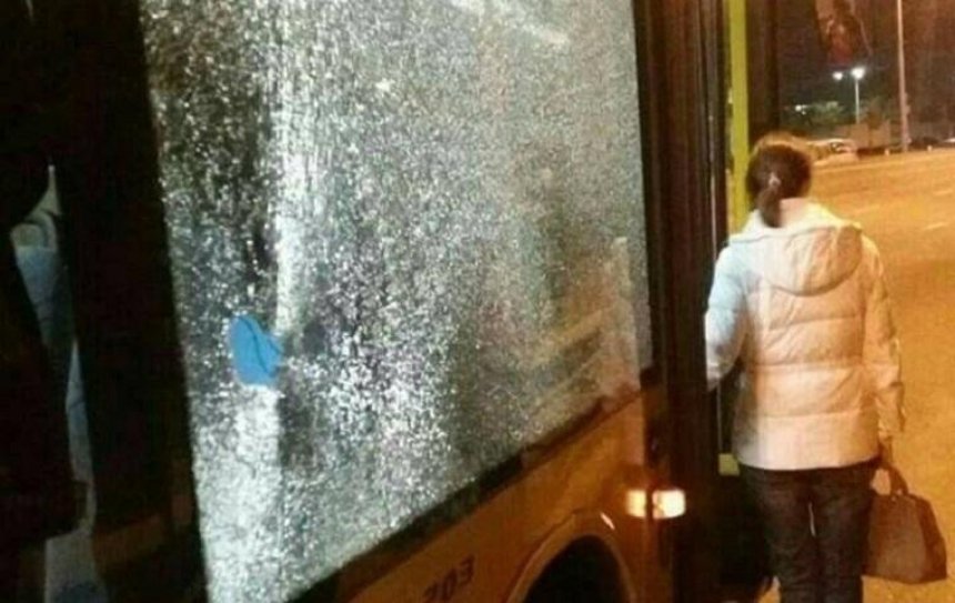 Очередная атака вандалов на автобус (фото)