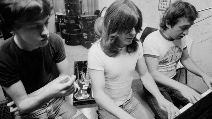 Скончался один из основателей группы AC/DC