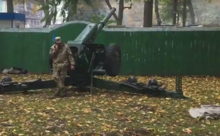 Киевлян удивили пушки в Мариинском парке (фото)