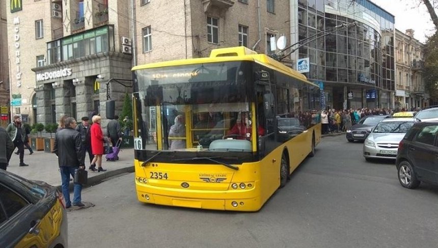 В центре столицы переполненный троллейбус "лег" на дорогу (фото)