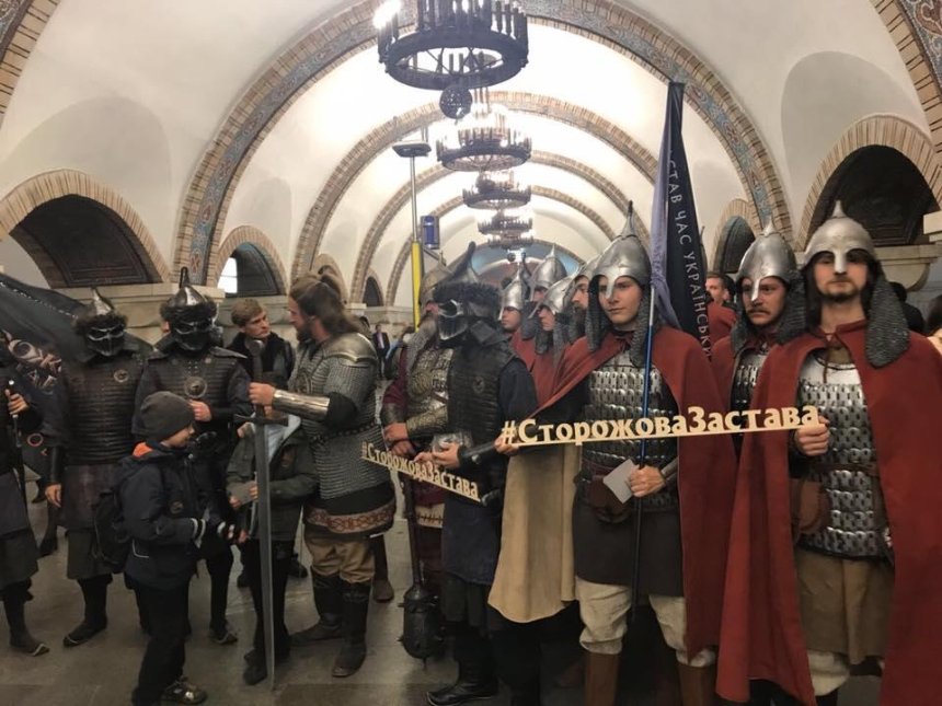 "Сторожевая застава": в столичном метро прошел необычный флешмоб с рыцарями (фото)