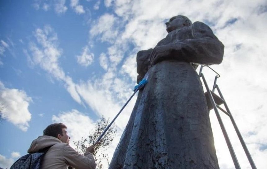 В Киеве студенты помыли памятник Григорию Сковороде (фото)