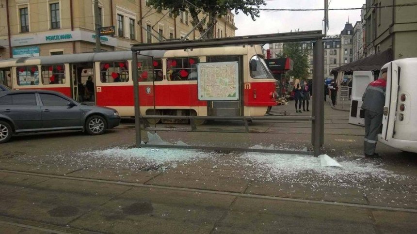 На Подолі вандали розбили новеньку скляну зупинку (фото)