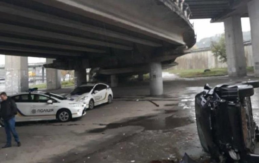 На Выдубичах машина с ребёнком упала с моста (фото)