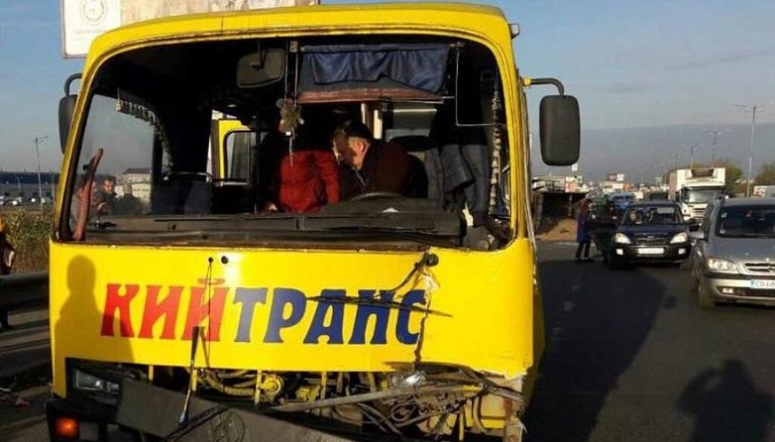 В Киеве столкнулись грузовики и маршрутка (фото)