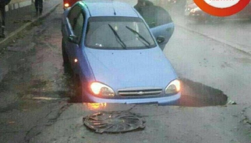 Полный провал: в Киеве автомобиль ушел под землю (фото)