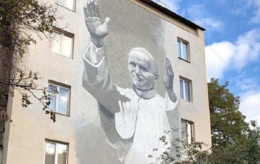 Вандалы разрисовали дом с образом святого Иоанна Павла II (фото)