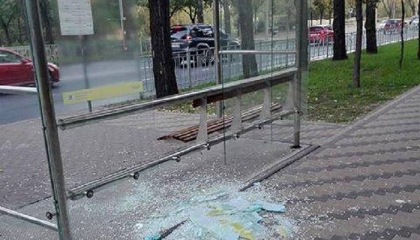 В Киеве от рук вандалов пострадала еще одна остановка