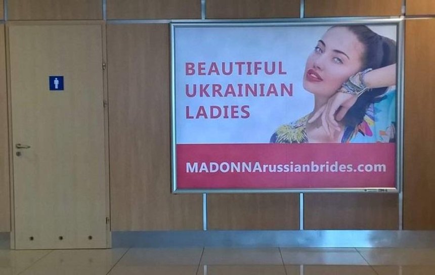 В Харьковском аэропорту обнаружили рекламу секс-услуг (фото)