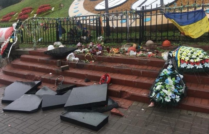 На Майдане разгромили мемориал Небесной сотни (фото)