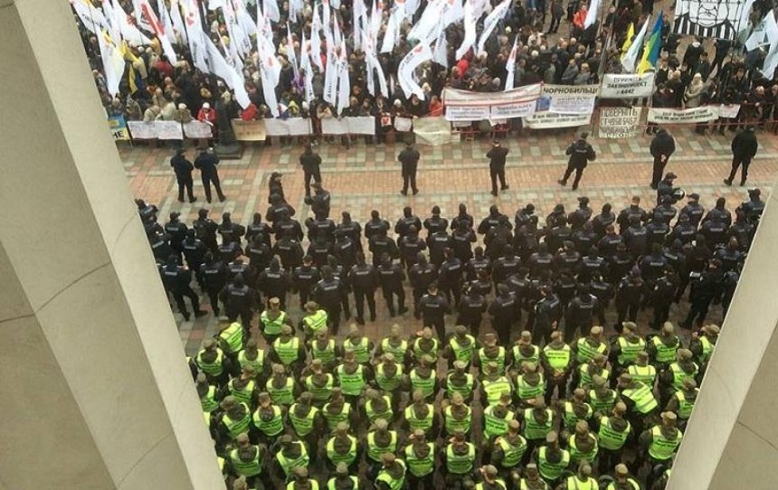 Во время митинга под Радой ограбили нацгвардейцев (видео)