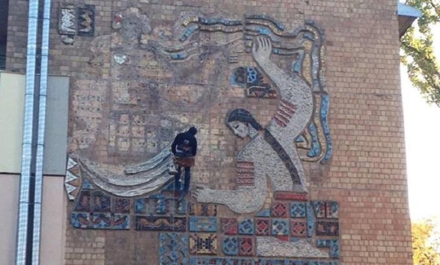 В Соломенском районе с фасада дома сбивали мозаику (видео)