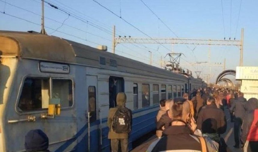 В «Киевпастрансе» отреагировали на блокировку городской электрички пассажирами (обновлено)