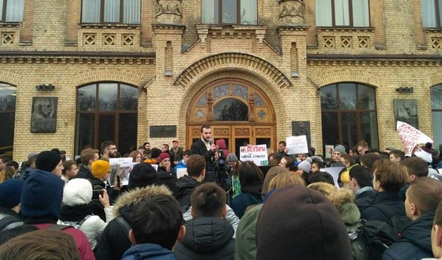 Студенти КПІ вийшли на масову акцію протесту проти керівництва вишу (відео, фото)