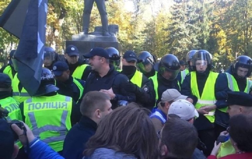 В Киеве националисты пытаются снести советские памятники (фото)