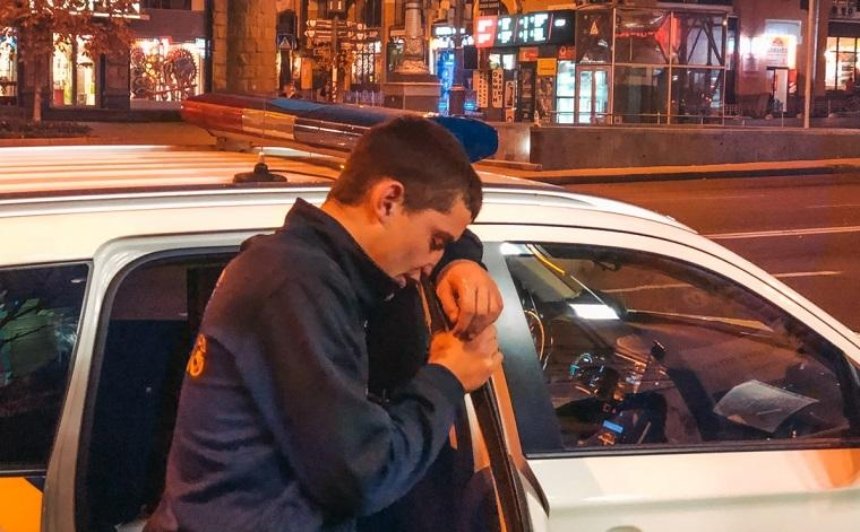 В центре Киева мужчина бросался на прохожих и плакал (фото, видео)