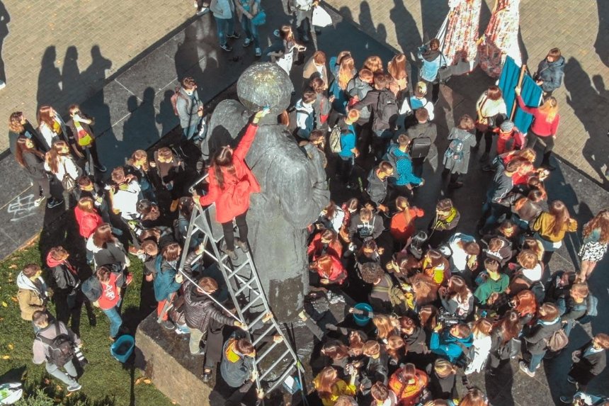 На Контрактовой площади студенты мыли памятник Сковороде (фото, видео)