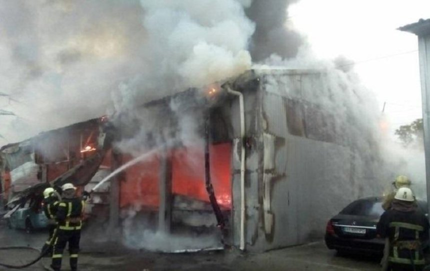 На СТО в Голосеевском районе сгорели автомобили (фото)