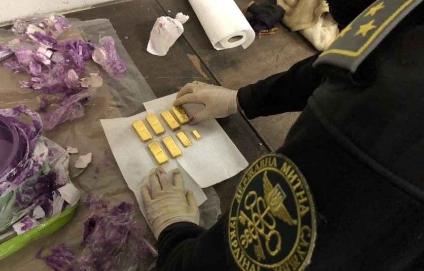Украинке из Британии прислали 1,6 кг золота в банке с краской