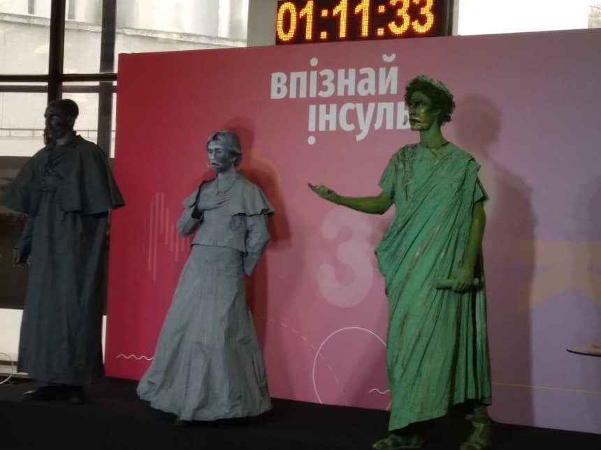 В киевском метро живые статуи рассказывают о признаках инсульта (фото, видео)