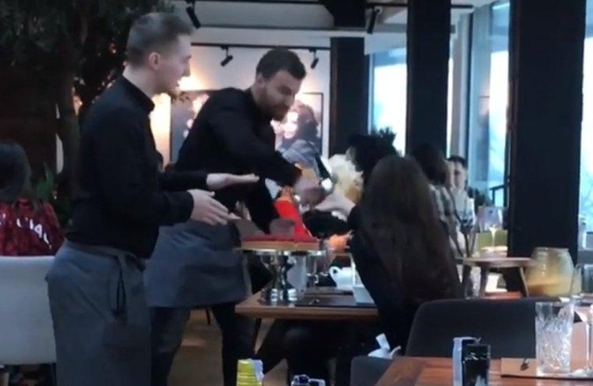 В дорогом столичном ресторане официант запустил тортом в лицо посетительнице (видео)