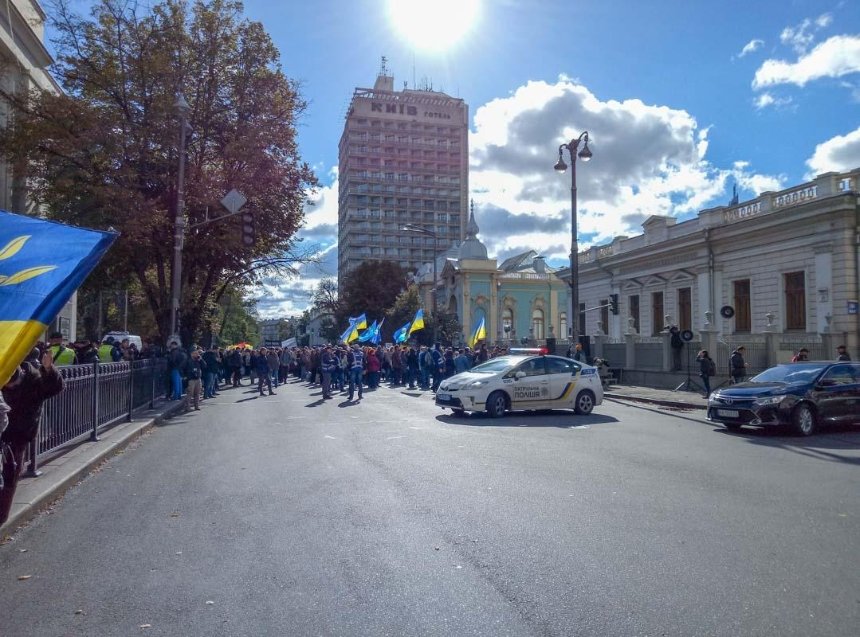 Через мітинг науковців перекрили рух на Грушевського (фото, відео)
